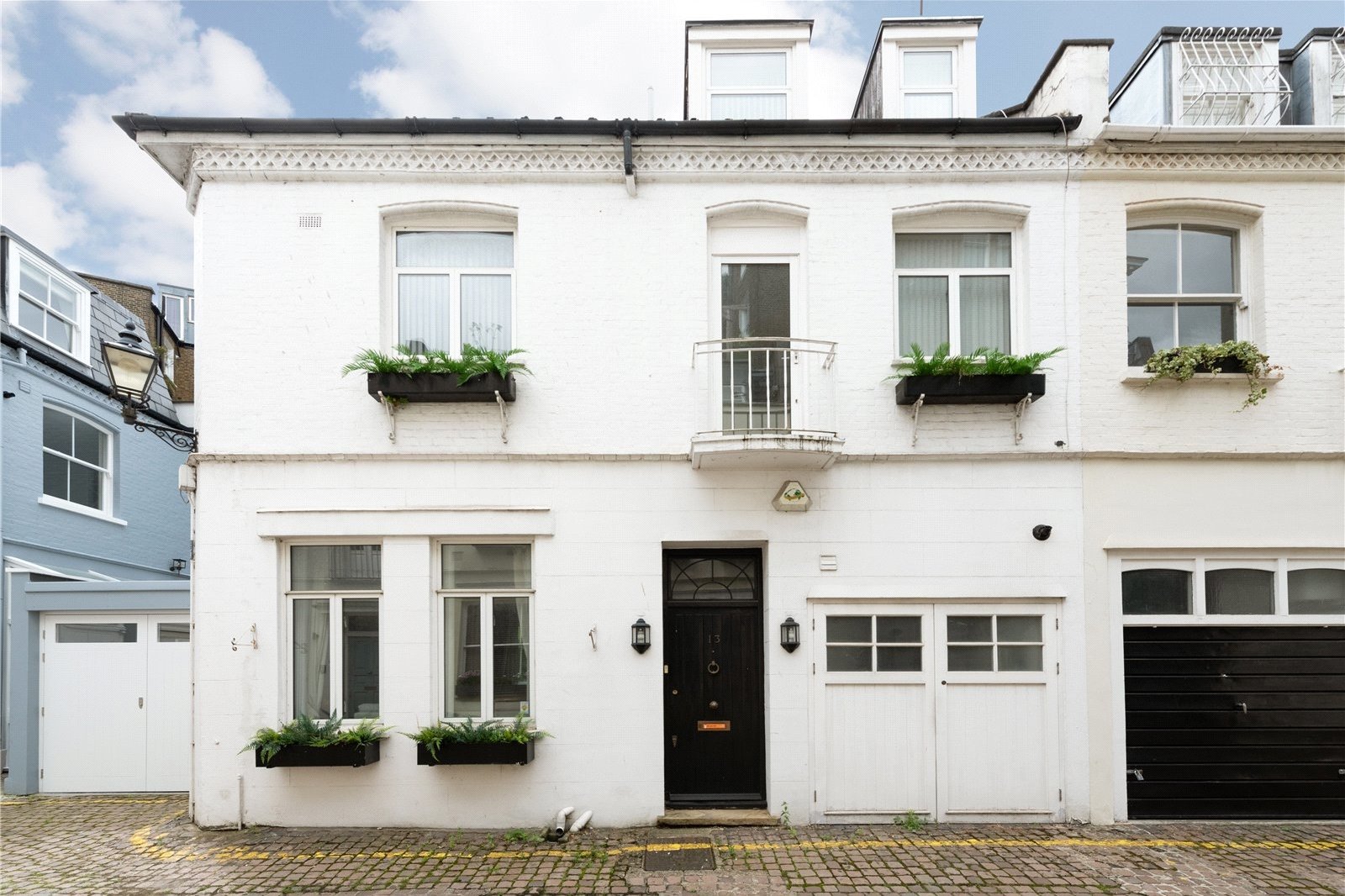 3 bedroom mews in Cornwall Gardens Walk, London, SW7 Lurot Brand