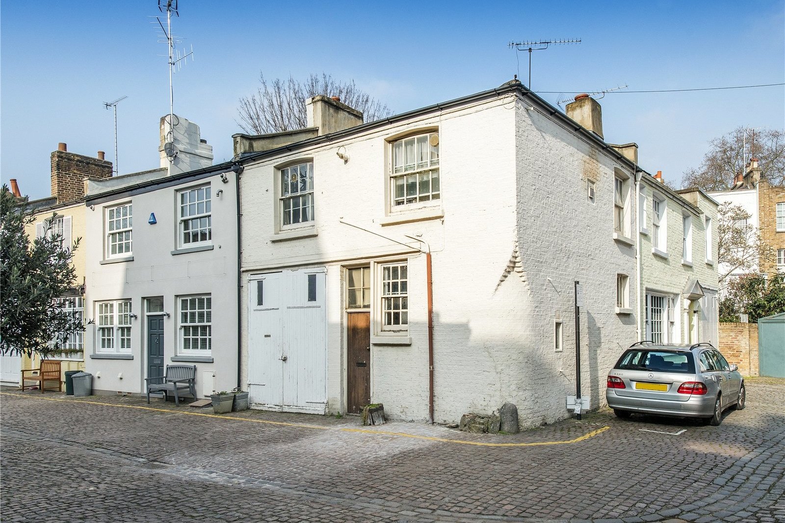 2 bedroom mews Sold in Pembridge Mews, Notting Hill, Westbourne Grove