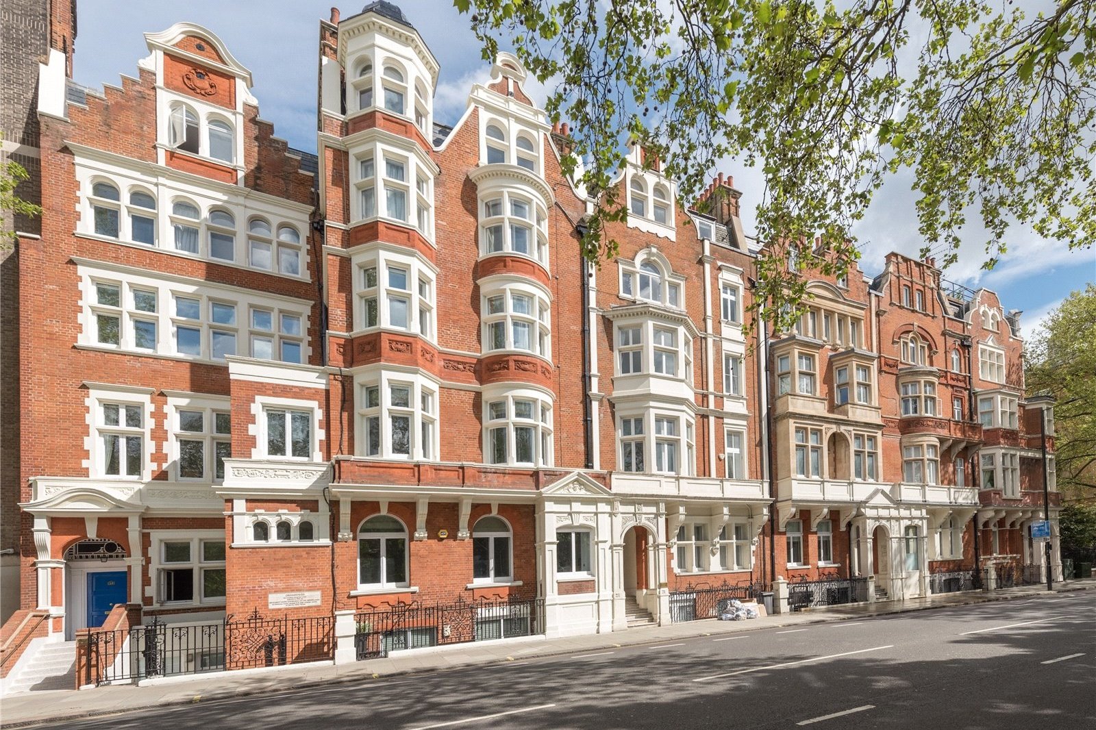 2 bedroom mews Let in Hyde Park Place, Hyde Park Estate, London, W2