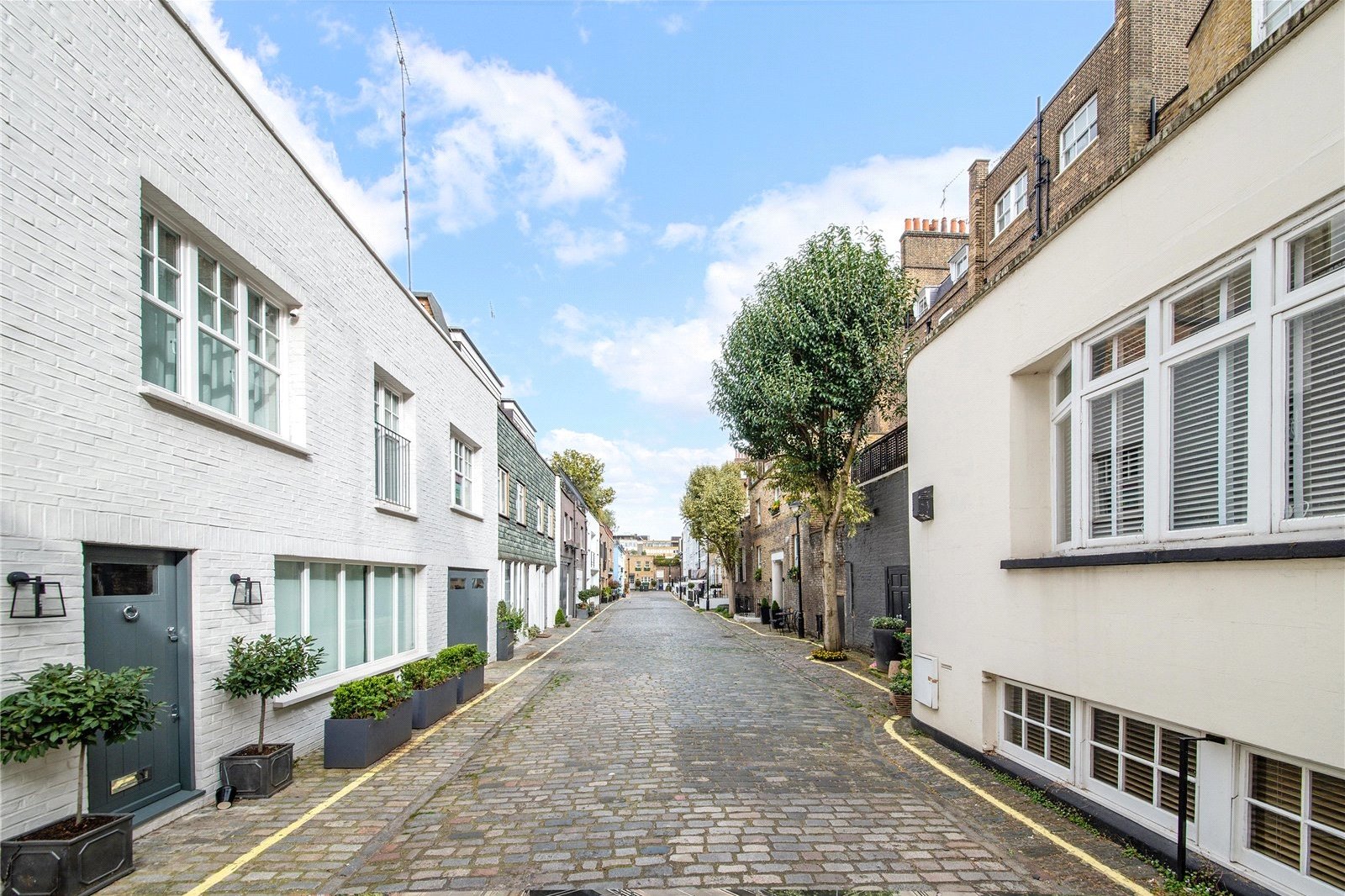 2 bedroom mews Let in Montagu Mews West, Marylebone, London, W1H