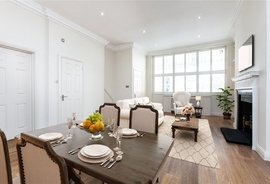 Mews House to rent in Queen's Gate Place Mews, South Kensington