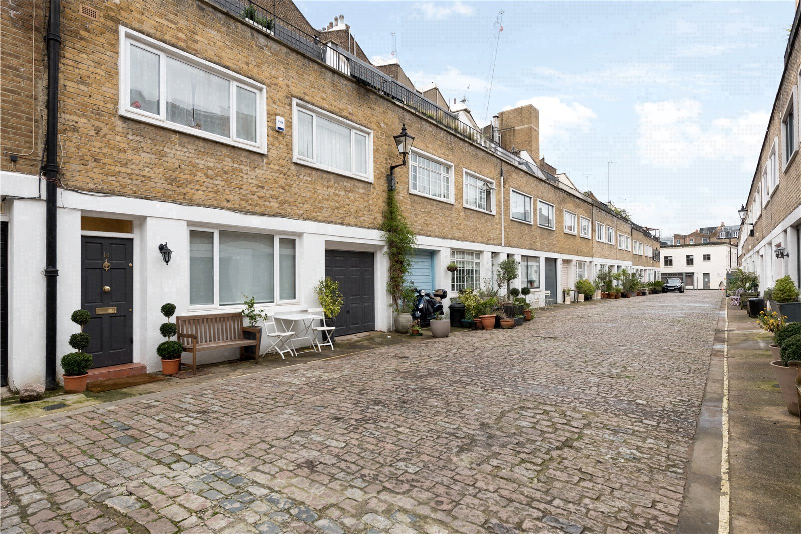 3 bedroom mews Sold in Queens Mews, London, W2 Lurot Brand