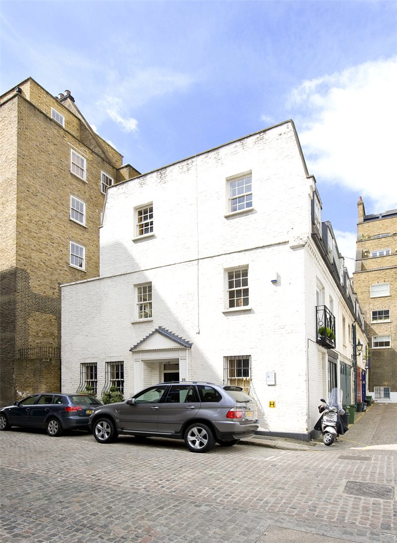 3 bedroom mews house let in Queens Gate Place Mews, South Kensington